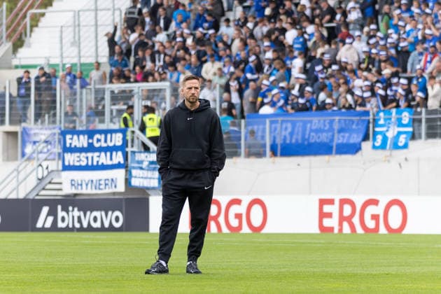 Münster, Deutschland 23. August 2026: DFB-Pokal - 2026 2027 - 1. Runde - SV Westfalia Rhynern gegen SG Dynamo Dresden Im Bild: Trainer Marco Stiepermann (S.V) vor dem Spiel auf dem Platz DFL DFB regulations prohibit any use of photographs as image sequences and or quasi-video. LVM-Preußenstadion Nordrhein Westfalen *** Münster, Germany August 23, 2026 2026–2027 DFB Cup First Round SV Westfalia Rhynern vs. SG Dynamo Dresden Pictured: Coach Marco Stiepermann of SV Westfalia Rhynern on the field before the game. DFL and DFB regulations prohibit any use of photographs as image sequences and or quasi-video. LVM Preußenstadion, North Rhine-Westphalia Copyright: xFotostandx xZeisingx