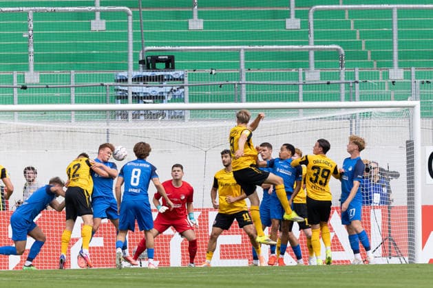 Münster, Deutschland 23. August 2026: DFB-Pokal - 2026 2027 - 1. Runde - SV Westfalia Rhynern gegen SG Dynamo Dresden Im Bild: Torschütze Jonas Sterner (SGD) macht das Tor zum 0:1 per Kopf. DFL DFB regulations prohibit any use of photographs as image sequences and or quasi-video. LVM-Preußenstadion Nordrhein Westfalen *** Münster, Germany August 23, 2026 DFB Cup 2026–2027 First Round SV Westfalia Rhynern vs. SG Dynamo Dresden Pictured: Goal scorer Jonas Sterner of SGD scores the 0–1 goal with a header. DFL and DFB regulations prohibit any use of photographs as image sequences and or quasi-video. LVM Preußenstadion, North Rhine-Westphalia Copyright: xFotostandx xZeisingx