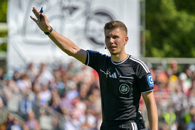 Felix Wagner (Schiedsrichter) GER, Bahlinger SC vs 1. FC Magdeburg, Fussball, DFB-Pokal, 1. Hauptrunde, Saison 2026 2027, 23.08.2026 DFB REGULATIONS PROHIBIT ANY USE OF PHOTOGRAPHS AS IMAGE SEQUENCES AND OR QUASI-VIDEO GER, Bahlinger SC vs 1. FC Magdeburg, Fussball, DFB-Pokal, 1. Hauptrunde, Saison 2026 2027, 23.08.2026 Bahlingen *** Felix Wagner, Referee (GER), Bahlinger SC vs. 1 FC Magdeburg, Soccer, DFB Cup, 1st Round, 2026–2027 Season, August 23, 2026 DFB regulations prohibit any use of photographs as image sequences and or quasi-video GER, Bahlinger SC vs. 1 FC Magdeburg, Soccer, DFB Cup, 1st Main Round, 2026–2027 Season, August 23, 2026, Bahlingen Copyright: xEibner-Pressefotox EP_THS