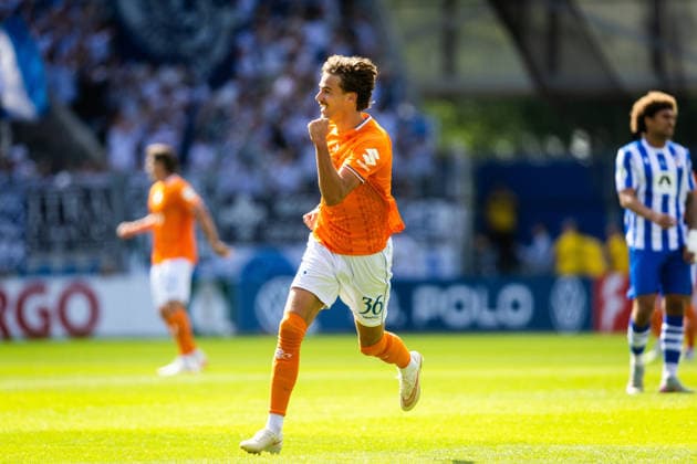 Jena , 230826, DFB Pokal FC Carl-Zeiss Jena gegen SV Darmstadt 98 im Bild: Milan Smit (Darmstadt) jubelt über das Tor zum 1:0 *** Jena, August 26, 2023, DFB Cup: FC Carl Zeiss Jena vs. SV Darmstadt 98. Pictured: Milan Smit of Darmstadt celebrates the goal that made it 1–0.