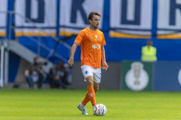 GER, Jena, Fussball, DFB-Pokal, 1. Hauptrunde, FC Carl-Zeiss Jena vs. SV Darmstadt 98 im Bild v.l.: Christopher Lannert (SV Darmstadt 98 28), Aktion mit Ball 22.08.2026, EINS Erzgebirgsstadion Aue DFB REGULATIONS PROHIBIT ANY USE OF PHOTOGRAPHS AS IMAGE SEQUENCES AND OR QUASI-VIDEO, *** GER, Jena, Soccer, DFB Cup, 1st Round, FC Carl Zeiss Jena vs. SV Darmstadt 98; pictured from left: Christopher Lannert (SV Darmstadt 98), No. 28, in action with the ball, August 22, 2026, EINS Erzgebirgsstadion, Aue. DFB regulations prohibit any use of photographs as image sequences and or quasi-video, Copyright: HMBxMedia PaulxFritz
