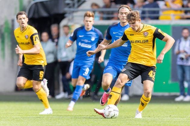 Münster, Deutschland 23. August 2026: DFB-Pokal - 2026 2027 - 1. Runde - SV Westfalia Rhynern gegen SG Dynamo Dresden Im Bild: v. li. im Zweikampf Jonah Wagner (S.V) und Friedrich Müller Mueller (SGD) DFL DFB regulations prohibit any use of photographs as image sequences and or quasi-video. LVM-Preußenstadion Nordrhein Westfalen *** Münster, Germany August 23, 2026 2026–2027 DFB Cup First Round SV Westfalia Rhynern vs. SG Dynamo Dresden Pictured from left in a tackle: Jonah Wagner (SV) and Friedrich Müller (SGD). DFL and DFB regulations prohibit any use of photographs as image sequences and or quasi video. LVM Preußenstadion, North Rhine-Westphalia Copyright: xFotostandx xZeisingx