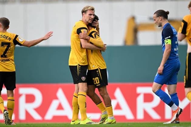 DFB Pokal 26 27 - Westfalia Rhynern - Dynamo Dresden am 23.08.2026 im LVM-Preußenstadion in Münster Jubel, Torjubel, Torschuetze, Torschütze Vincent Vermeij (Dresden) jubelt nach seinem Tor zum 0:4 mit Ben Bobzien (Dresden) *** DFB Cup 26-27: Westfalia Rhynern vs. Dynamo Dresden on August 23, 2026, at the LVM Preußenstadion in Münster—Cheers, goal celebrations, Goal scorers, goal scorer Vincent Vermeij; Dresden celebrates after his goal to make it 0–4 with Ben Bobzien; Dresden MT