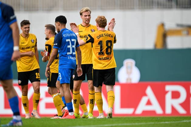 DFB Pokal 26 27 - Westfalia Rhynern - Dynamo Dresden am 23.08.2026 im LVM-Preußenstadion in Münster Jubel, Torjubel, Torschuetze, Torschütze Vincent Vermeij (Dresden) jubelt nach seinem Tor zum 0:4 mit Robert Wagner (Dresden) *** DFB Cup 26–27: Westfalia Rhynern vs. Dynamo Dresden on August 23, 2026, at the LVM Preußenstadion in Münster—Cheers, goal celebrations, Goal scorers, goal scorer Vincent Vermeij; Dresden celebrates after his goal to make it 0–4, with Robert Wagner; Dresden MT