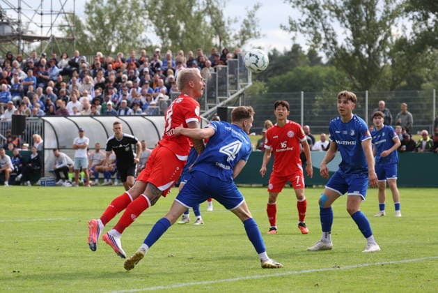 21 Danny Viera Da Costa (Mainz), l. setzt sich gegen 4 Dressler, Bastian (Krieschow) und macht mit dem 3-0 für Mainz seinen Hattrick perfekt Fußball DFB-Pokal 2026 2027 1. Hauptrunde VfB Krieschow 1921 - 1. FSV Mainz 05 *** 21 Danny Viera Da Costa (Mainz) beats 4 Dressler, Bastian Krieschow, and completes his hat trick with a 3–0 win for Mainz. Soccer: DFB Cup 2026–2027, First Round: VfB Krieschow 1921 1, FSV Mainz 05
