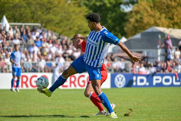 Emmanuel Iyoha (1. FC Magdeburg, 08) am Ball und im Duell Marco Bauer (Bahlinger SC, 20) GER, Bahlinger SC vs 1. FC Magdeburg, Fussball, DFB-Pokal, 1. Hauptrunde, Saison 2026 2027, 23.08.2026 DFB REGULATIONS PROHIBIT ANY USE OF PHOTOGRAPHS AS IMAGE SEQUENCES AND OR QUASI-VIDEO GER, Bahlinger SC vs 1. FC Magdeburg, Fussball, DFB-Pokal, 1. Hauptrunde, Saison 2026 2027, 23.08.2026 Bahlingen *** Emmanuel Iyoha (1 FC Magdeburg), 08, in possession and in a one-on-one with Marco Bauer (Bahlinger SC), 20 GER, Bahlinger SC vs. 1 FC Magdeburg, Soccer, DFB Cup, 1st Round, 2026–2027 Season, August 23, 2026 DFB regulations prohibit any use of photographs as image sequences and or quasi-video GER, Bahlinger SC vs. 1 FC Magdeburg, soccer, DFB Cup, 1st Main Round, 2026–2027 Season, August 23, 2026, Bahlingen Copyright: xEibner-Pressefotox EP_THS