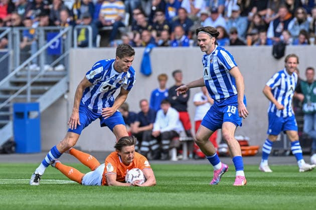 Fußball I Herren I Saison 2026-2027 I DFB-Pokal I FC Carl Zeiss Jena - SV Darmstadt 98 I 23.08.2026 Zweikampf Moritz Fritz (23, FC Carl Zeiss Jena), Carlo Sickinger (23, SV Darmstadt 98) und Elias Löder (18, FC Carl Zeiss Jena) Jena Ernst-Abbe-Sportfeld, ad hoc Arena Thüringen Deutschland *** Soccer I Men s I 2026–2027 Season I DFB Cup I FC Carl Zeiss Jena vs. SV Darmstadt 98 I August 23, 2026 Tackle: Moritz Fritz (23), FC Carl Zeiss Jena, vs. Carlo Sickinger (23), SV Darmstadt 98, and Elias Löder (18), FC Carl Zeiss Jena; Jena, Ernst Abbe Sportfeld, ad hoc Arena, Thuringia, Germany Copyright: xLobeca InesxHähnelx