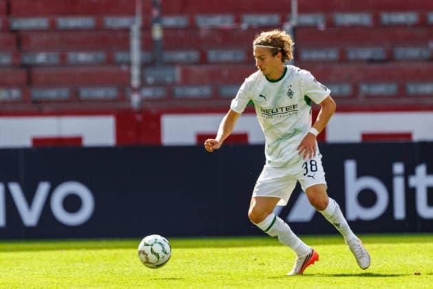 MAINZ, GERMANY - AUGUST 23: Hugo Bolin (Borussia Moenchengladbach, 38) controls the ball during the first-round match between TSV Schott Mainz vs. Borussia Moenchengladbach at MEWA Arena of the German Cup on August 23, 2026 in Mainz, Germany. DFL REGULATIONS PROHIBIT ANY USE OF PHOTOGRAPHS AS IMAGE SEQUENCES AND OR QUASI-VIDEO. Rhineland-Palatinate Germany Copyright: xStephanxHahnex