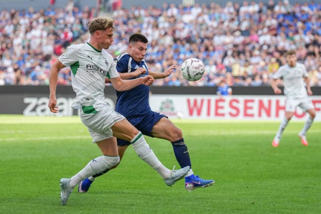 23.08.2026, xydrx, Fußball, DFB Pokal, TSV Schott Mainz - Borussia Mönchengladbach, Saison 2026 2027, MEWA Arena: Robin Hack (Borussia Moenchengladbach, 25) im Zweikampf gegen Maurizio Robotta (TSV Schott Mainz, 3) DFB regulations prohibit any use of photographs as image sequences and or quasi-video. *** August 23, 2026, xydrx, Soccer, DFB Cup, TSV Schott Mainz vs. Borussia Mönchengladbach, 2026–2027 season, MEWA Arena, Robin Hack (Borussia Mönchengladbach), age 25, in a tackle against Maurizio Robotta (TSV Schott Mainz), 3. DFB regulations prohibit any use of photographs as image sequences and or quasi-video. Copyright: HMBxMedia YannisxDreimann