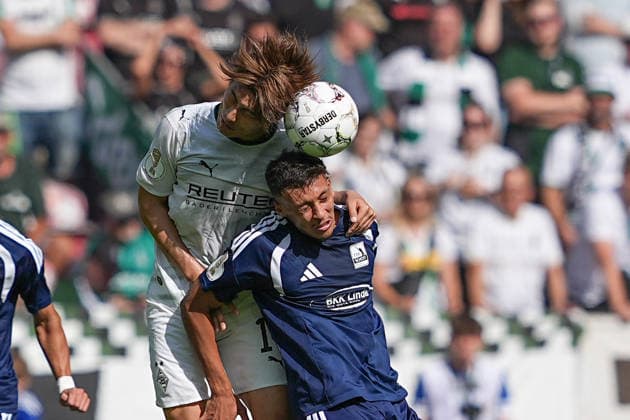 23.08.2026, xydrx, Fußball, DFB Pokal, TSV Schott Mainz - Borussia Mönchengladbach, Saison 2026 2027, MEWA Arena: Daiki Hashioka (Borussia Moenchengladbach, 14) im Zweikampf gegen Abdellatif El Mahaoui (TSV Schott Mainz, 19) DFB regulations prohibit any use of photographs as image sequences and or quasi-video. *** August 23, 2026, xydrx, Soccer, DFB Cup, TSV Schott Mainz vs. Borussia Mönchengladbach, 2026–2027 season, MEWA Arena, Daiki Hashioka, Borussia Mönchengladbach, No. 14 in a tackle against Abdellatif El Mahaoui, TSV Schott Mainz, No. 19. DFB regulations prohibit any use of photographs as image sequences and or quasi-video. Copyright: HMBxMedia YannisxDreimann