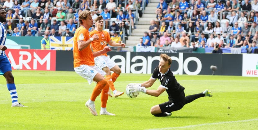 Jena - Darmstadt DFB Pokal Jena, 23.08.2026, Ernst-Abbe-Sportfeld, Fussball, DFB-Pokal, 1.Hauptrunde , FC Carl Zeiss Jena vs. SC Darmstadt 98 , Im Bild von links: Milan Smit ( 36, Darmstadt), Torwart Marius Liesegang (1, Jena). , Nur zur redaktionellen Nutzung. Only editorial use. , DFB regulations prohibit any use of photographs as image sequences and or quasi-video. , *** Jena vs. Darmstadt, DFB Cup, Jena, August 23, 2026, Ernst Abbe Sportfeld, Soccer, DFB Cup, First Round, FC Carl Zeiss Jena vs. SC Darmstadt 98, Pictured from left: Milan Smit 36, Darmstadt, goalkeeper Marius Liesegang (1), Jena, For editorial use only. DFB regulations prohibit any use of photographs as image sequences and or quasi-video, Picture Point