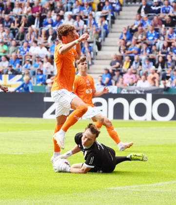 Jena - Darmstadt DFB Pokal Jena, 23.08.2026, Ernst-Abbe-Sportfeld, Fussball, DFB-Pokal, 1.Hauptrunde , FC Carl Zeiss Jena vs. SC Darmstadt 98 , Im Bild von links: Milan Smit ( 36, Darmstadt), Torwart Marius Liesegang (1, Jena). , Nur zur redaktionellen Nutzung. Only editorial use. , DFB regulations prohibit any use of photographs as image sequences and or quasi-video. , *** Jena vs. Darmstadt, DFB Cup, Jena, August 23, 2026, Ernst Abbe Sportfeld, Soccer, DFB Cup, First Round, FC Carl Zeiss Jena vs. SC Darmstadt 98, Pictured from left: Milan Smit 36, Darmstadt, goalkeeper Marius Liesegang (1), Jena, For editorial use only. DFB regulations prohibit any use of photographs as image sequences and or quasi-video, Picture Point