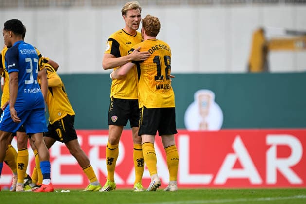 DFB Pokal 26 27 - Westfalia Rhynern - Dynamo Dresden am 23.08.2026 im LVM-Preußenstadion in Münster Jubel, Torjubel, Torschuetze, Torschütze Vincent Vermeij (Dresden) jubelt nach seinem Tor zum 0:4 mit Robert Wagner (Dresden) *** DFB Cup 26-27: Westfalia Rhynern vs. Dynamo Dresden on August 23, 2026, at the LVM Preußenstadion in Münster—cheers, goal celebrations, Goal scorers, goal scorer Vincent Vermeij; Dresden celebrates after his goal to make it 0–4 with Robert Wagner; Dresden MT