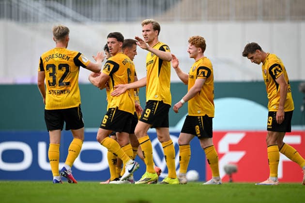 DFB Pokal 26 27 - Westfalia Rhynern - Dynamo Dresden am 23.08.2026 im LVM-Preußenstadion in Münster Jubel, Torjubel, Torschuetze, Torschütze Vincent Vermeij (Dresden) jubelt nach seinem Tor zum 0:4 mit Jonas Sterner (Dresden) *** DFB Cup 26-27: Westfalia Rhynern vs. Dynamo Dresden on August 23, 2026, at the LVM Preußenstadion in Münster—cheers, goal celebrations, Goal scorers, goal scorer Vincent Vermeij; Dresden celebrates after his goal to make it 0–4 with Jonas Sterner; Dresden MT