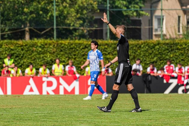 DFB-Pokal: Bahlinger SC vs 1. FC Magdeburg, 22.08.2026 Felix Wagner (Schiedsrichter) der beim Einwurf herunterzählt DFB-Pokal: Bahlinger SC vs 1. FC Magdeburg, Kaiserstuhlstadion, 22.08.2026 DFB DFL REGULATIONS PROHIBIT ANY USE OF PHOTOGRAPHS AS IMAGE SEQUENCES AND OR QUASI-VIDEO. *** DFB Cup: Bahlinger SC vs. 1. FC Magdeburg, August 22, 2026—Felix Wagner, the referee counting down during a throw-in. DFB Cup: Bahlinger SC vs. 1. FC Magdeburg, Kaiserstuhlstadion, August 22, 2026 DFB and DFL regulations prohibit any use of photographs as image sequences and or quasi-video Copyright: xBEAUTIFULxSPORTS Boscox