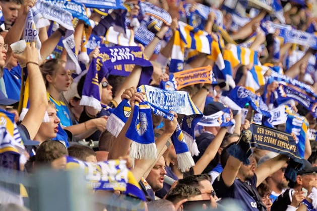 Jenaer Fans singen die Stadionhymne vor Anpfiff GER,Carl-Zeiss Jena vs. SV Darmstadt 98, Fussball, DFB-Pokal, 1. Runde, Saison 2026 2027, 23.08.2026 GER,Carl-Zeiss Jena vs. SV Darmstadt 98, Fussball, DFB-Pokal, 1. Runde, Saison 2026 2027, 23.08.2026 Jena *** Jena fans sing the stadium anthem before kickoff: GER, Carl Zeiss Jena vs. SV Darmstadt 98, Soccer, DFB Cup, 1st Round, 2026–2027 Season, August 23, 2026 GER, Carl Zeiss Jena vs. SV Darmstadt 98, Soccer, DFB Cup, Round 1, 2026–2027 Season, August 23, 2026 Jena Copyright: xEibner-Pressefoto PiaxSchindlerx EP_PSR