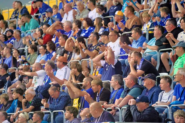 Jenaer Fans aergern sich ueber zwei vergebene Chancen in den ersten Minuten des Spiels GER,Carl-Zeiss Jena vs. SV Darmstadt 98, Fussball, DFB-Pokal, 1. Runde, Saison 2026 2027, 23.08.2026 GER,Carl-Zeiss Jena vs. SV Darmstadt 98, Fussball, DFB-Pokal, 1. Runde, Saison 2026 2027, 23.08.2026 Jena *** Jena fans are frustrated by two missed chances in the opening minutes of the match GER, Carl Zeiss Jena vs. SV Darmstadt 98, Soccer, DFB Cup, 1st Round, 2026–2027 Season, August 23, 2026 GER, Carl Zeiss Jena vs. SV Darmstadt 98, Soccer, DFB Cup, 1st Round, 2026–2027 Season, August 23, 2026 Jena Copyright: xEibner-Pressefoto PiaxSchindlerx EP_PSR