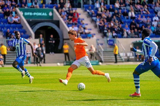 Milan Smit (SV Darmstadt 98, 36) leitet seinen Treffer zum 0:1 ein GER,Carl-Zeiss Jena vs. SV Darmstadt 98, Fussball, DFB-Pokal, 1. Runde, Saison 2026 2027, 23.08.2026 GER,Carl-Zeiss Jena vs. SV Darmstadt 98, Fussball, DFB-Pokal, 1. Runde, Saison 2026 2027, 23.08.2026 Jena *** Milan Smit of SV Darmstadt 98, 36, sets up his goal to make it 0–1 GER, Carl Zeiss Jena vs. SV Darmstadt 98, Soccer, DFB Cup, 1st Round, 2026–2027 Season, August 23, 2026, Germany, Carl Zeiss Jena vs. SV Darmstadt 98, Soccer, DFB Cup, First Round, 2026–2027 Season, August 23, 2026, Jena Copyright: xEibner-Pressefoto PiaxSchindlerx EP_PSR