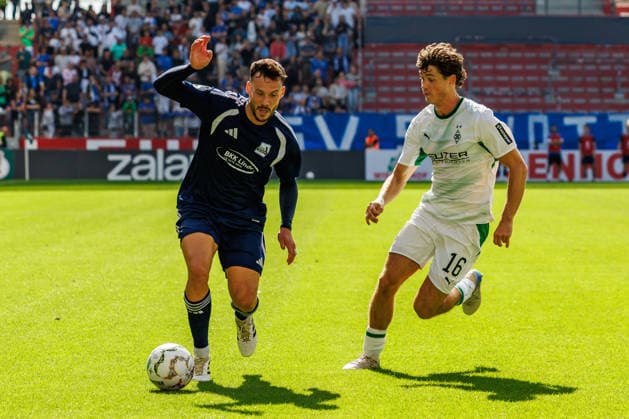 MAINZ, GERMANY - AUGUST 23: Silas Schwarz (TSV Schott Mainz, 8) is challenged by Philipp Sander (Borussia Moenchengladbach, 16) during the first-round match between TSV Schott Mainz vs. Borussia Moenchengladbach at MEWA Arena of the German Cup on August 23, 2026 in Mainz, Germany. DFL REGULATIONS PROHIBIT ANY USE OF PHOTOGRAPHS AS IMAGE SEQUENCES AND OR QUASI-VIDEO. Rhineland-Palatinate Germany Copyright: xStephanxHahnex