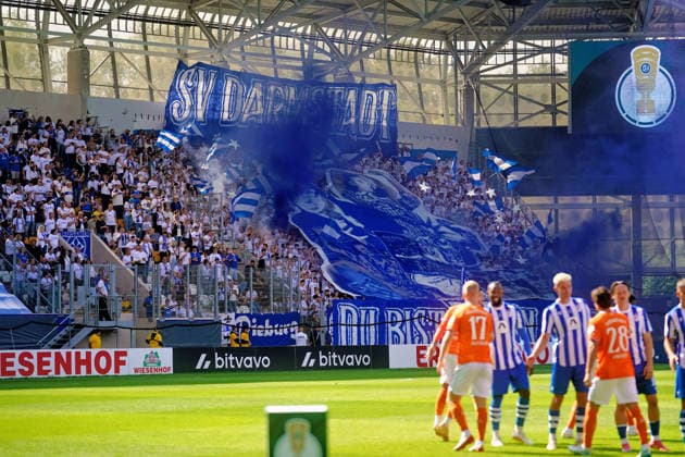 die mitgereisten Fans des SV Darmstadt zuenden noch vor Anpfiff Pyrotechnik GER,Carl-Zeiss Jena vs. SV Darmstadt 98, Fussball, DFB-Pokal, 1. Runde, Saison 2026 2027, 23.08.2026 GER,Carl-Zeiss Jena vs. SV Darmstadt 98, Fussball, DFB-Pokal, 1. Runde, Saison 2026 2027, 23.08.2026 Jena *** SV Darmstadt fans who traveled with the team set off pyrotechnics even before kickoff: GER, Carl Zeiss Jena vs. SV Darmstadt 98, Soccer, DFB Cup, 1st Round, 2026–2027 Season, August 23, 2026 GER, Carl Zeiss Jena vs. SV Darmstadt 98, Soccer, DFB Cup, Round 1, 2026–2027 Season, August 23, 2026 Jena Copyright: xEibner-Pressefoto PiaxSchindlerx EP_PSR