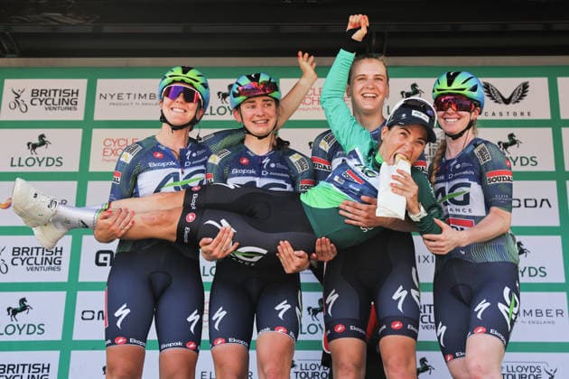 2026 Lloyds Tour of Britain Women Picture by Alex Whitehead SWpix.com - 23 08 2026 - Cycling - UCI Women s World Tour - 2026 Lloyds Tour of Britain Women - Stage 5: Royal Leamington Spa to Royal Leamington Spa (123.8km) - Winner of the General Classification, Kim Le Court-Pienaar (AG Insurance - Soudal Team) is held by her teammates from AG Insurance - Soudal Team while eating a sausage roll Copyright: x xSWpix.comx(t axPhotographyxHubxLtd)xAlexxWhitehead SWpix.comx SWP-3030-19222