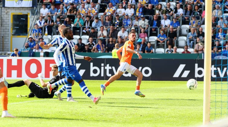 Jena - Darmstadt DFB Pokal Jena, 23.08.2026, Ernst-Abbe-Sportfeld, Fussball, DFB-Pokal, 1.Hauptrunde , FC Carl Zeiss Jena vs. SC Darmstadt 98 , Im Bild: Tor für Darmstadt. Lance Duijvestijn ( 41, Darmstadt) trifft zum 1:2. , Nur zur redaktionellen Nutzung. Only editorial use. , DFB regulations prohibit any use of photographs as image sequences and or quasi-video. , *** Jena vs. Darmstadt, DFB Cup, Jena, August 23, 2026, Ernst Abbe Sportfeld, Soccer, DFB Cup, 1st Round, FC Carl Zeiss Jena vs. SC Darmstadt 98, Pictured: Goal by Darmstadt s Lance Duijvestijn in the 41st minute, Darmstadt scores to make it 1–2, For editorial use only, DFB regulations prohibit any use of photographs as image sequences and or quasi-video, Picture Point