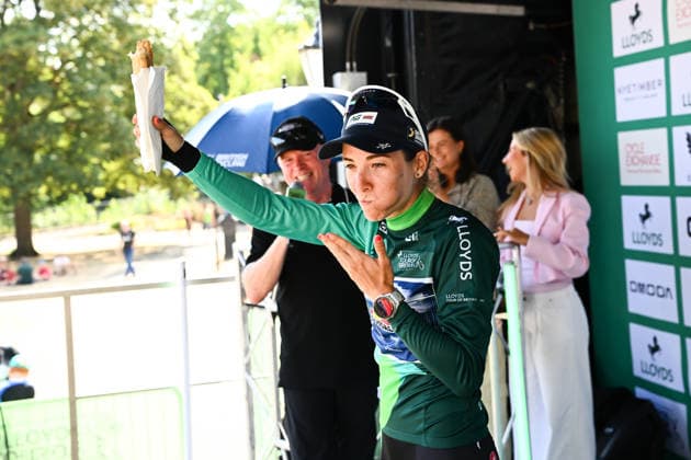 2026 Lloyds Tour of Britain Women Picture by Simon Wilkinson SWpix.com - 23 08 2026 - Cycling - UCI Women s World Tour - 2026 Lloyds Tour of Britain Women - Stage 5: Royal Leamington Spa to Royal Leamington Spa (123.8km) - Winner of the General Classification, Kim Le Court-Pienaar (AG Insurance - Soudal Team) holds a sausage roll in the air Copyright: x xSWpix.comx(t axPhotographyxHubxLtd)xSimonxWilkinson SWpix.comx SWP-3030-19227