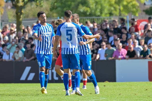 Jubel zum Tor zum 0:3 durch Mateusz Zukowski (1. FC Magdeburg, 22) mit Tobias Mueller (1. FC Magdeburg, 05), Emmanuel Iyoha (1. FC Magdeburg, 08) GER, Bahlinger SC vs 1. FC Magdeburg, Fussball, DFB-Pokal, 1. Hauptrunde, Saison 2026 2027, 23.08.2026 DFB REGULATIONS PROHIBIT ANY USE OF PHOTOGRAPHS AS IMAGE SEQUENCES AND OR QUASI-VIDEO GER, Bahlinger SC vs 1. FC Magdeburg, Fussball, DFB-Pokal, 1. Hauptrunde, Saison 2026 2027, 23.08.2026 Bahlingen *** Celebration following Mateusz Zukowski s goal to make it 0–3 for 1 FC Magdeburg, 22 with Tobias Mueller of 1 FC Magdeburg, 05, Emmanuel Iyoha (1 FC Magdeburg), 08 GER, Bahlinger SC vs. 1 FC Magdeburg, Soccer, DFB Cup, 1st Round, 2026–2027 Season, August 23, 2026 DFB regulations prohibit any use of photographs as image sequences and or quasi-video GER, Bahlinger SC vs. 1 FC Magdeburg, soccer, DFB Cup, 1st Main Round, 2026–2027 Season, August 23, 2026, Bahlingen Copyright: xEibner-Pressefotox EP_THS