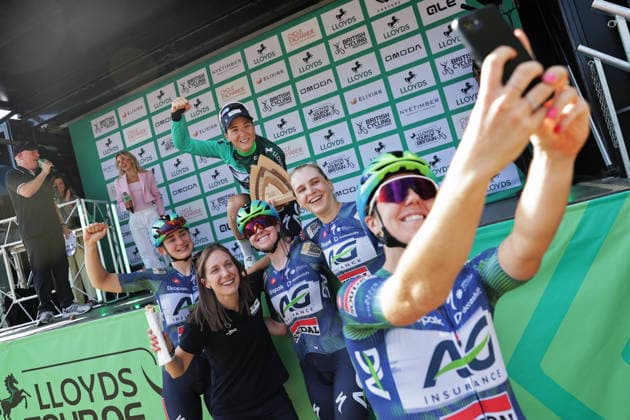 2026 Lloyds Tour of Britain Women Picture by Alex Whitehead SWpix.com - 23 08 2026 - Cycling - UCI Women s World Tour - 2026 Lloyds Tour of Britain Women - Stage 5: Royal Leamington Spa to Royal Leamington Spa (123.8km) - Winner of the General Classification, Kim Le Court-Pienaar (AG Insurance - Soudal Team) takes selfie with rest of her team Copyright: x xSWpix.comx(t axPhotographyxHubxLtd)xAlexxWhitehead SWpix.comx SWP-3030-19233