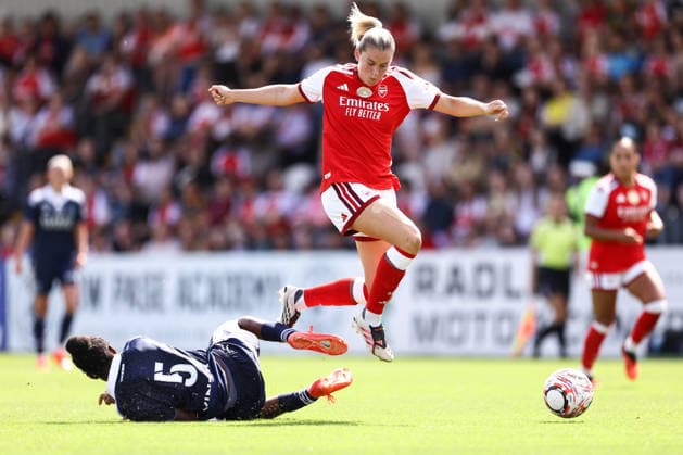 Arsenal v Paris FC Women 23 August 2026, Borehamwood - Pre Season Friendly - Arsenal v Paris FC Women - Alessia Russo of Arsenal and Hillary Diaz of Paris FC - Photo: Jacques Feeney Offside. Borehamwood UK *** Arsenal gegen Paris FC Women, 23. August 2026, Borehamwood – Vorbereitungsspiel: Arsenal gegen Paris FC Women. Alessia Russo von Arsenal und Hillary Diaz vom Paris FC. Foto: Jacques Feeney. Abseits. Borehamwood, Großbritannien  Copyright: xJacquesxFeeneyx xOffsidexOffside