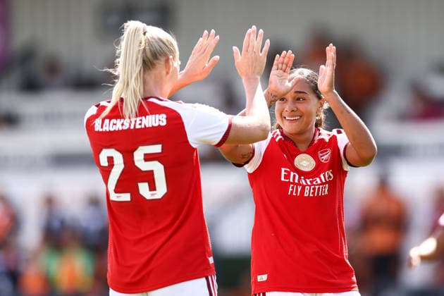 Arsenal v Paris FC Women 23 August 2026, Borehamwood - Pre Season Friendly - Arsenal v Paris FC Women - Olivia Smith of Arsenal celebrates their first goal with Stina Blackstenius of Arsenal - Photo: Jacques Feeney Offside. Borehamwood UK *** Arsenal gegen Paris FC Women, 23. August 2026, Borehamwood, Vorbereitungsspiel: Arsenal gegen Paris FC Women. Olivia Smith von Arsenal feiert das erste Tor zusammen mit Stina Blackstenius von Arsenal. Foto: Jacques Feeney. Abseits. Borehamwood, Großbritannien  Copyright: xJacquesxFeeneyx xOffsidexOffside