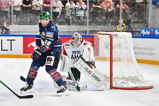 Dolomitencup 2026; Eisbären Berlin - Augsburger Panther; 23.08.2026 NEUMARKT, ITALY - 23. AUGUST: im Bild Yannick VEILLEUX (Eisbären Berlin 38) und Peyton JONES (Augsburger Panther 41) während dem Testspiel zwischen den Eisbären Berlin und den Augsburger Panthern beim Dolomitencup in der Würth Arena Neumarkt *** Dolomites Cup 2026 Eisbären Berlin vs. Augsburger Panther, August 23, 2026, NEUMARKT, ITALY, August 23. Pictured: Yannick VEILLEUX of Eisbären Berlin (No. 38) and Peyton JONES of the Augsburger Panther (No. 41) during the exhibition game between Eisbären Berlin and the Augsburger Panther at the Dolomiten Cup in the Würth Arena in Neumarkt. Copyright: xBEAUTIFULxSPORTS Goldbergx