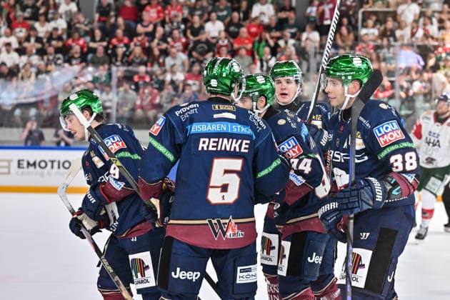 Dolomitencup 2026; Eisbären Berlin - Augsburger Panther; 23.08.2026 NEUMARKT, ITALY - 23. AUGUST: Jubel der Berliner nach dem Treffer zum 1-0 durch Liam KIRK (Eisbären Berlin 94) Tor Torschuetze Freude Happy während dem Testspiel zwischen den Eisbären Berlin und den Augsburger Panthern beim Dolomitencup in der Würth Arena Neumarkt *** Dolomites Cup 2026 Eisbären Berlin vs. Augsburger Panther August 23, 2026 NEUMARKT, ITALY August 23 Berlin fans celebrate after Liam KIRK scores the 1–0 goal. Eisbären Berlin 94 Goal Scorer Joy Happy during the exhibition game between the Eisbären Berlin and the Augsburger Panther at the Dolomiten Cup in the Würth Arena in Neumarkt Copyright: xBEAUTIFULxSPORTS Goldbergx