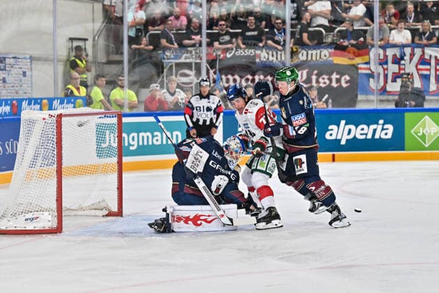 Dolomitencup 2026; Eisbären Berlin - Augsburger Panther; 23.08.2026 NEUMARKT, ITALY - 23. AUGUST: v. l. Jonas NEFFIN (Eisbären Berlin 75), Luke TOPOROWSKI (Augsburger Panther 77), Jonas MÜLLER (Eisbären Berlin 18) während dem Testspiel zwischen den Eisbären Berlin und den Augsburger Panthern beim Dolomitencup in der Würth Arena Neumarkt *** Dolomite Cup 2026 Eisbären Berlin vs. Augsburger Panther August 23, 2026 NEUMARKT, ITALY August 23, from left: Jonas NEFFIN (Eisbären Berlin, 75), Luke TOPOROWSKI (Augsburger Panther, 77), Jonas MÜLLER, Eisbären Berlin, No. 18, during the exhibition game between the Eisbären Berlin and the Augsburger Panther at the Dolomites Cup in the Würth Arena in Neumarkt Copyright: xBEAUTIFULxSPORTS Goldbergx