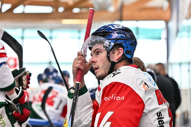 Dolomitencup 2026; Eisbären Berlin - Augsburger Panther; 23.08.2026 NEUMARKT, ITALY - 23. AUGUST: im Bild D. J. BUSDEKER (Augsburger Panther 14) auf der Bank der Panther während dem Testspiel zwischen den Eisbären Berlin und den Augsburger Panthern beim Dolomitencup in der Würth Arena Neumarkt *** Dolomites Cup 2026 Eisbären Berlin vs. Augsburger Panther August 23, 2026 NEUMARKT, ITALY, August 23. Photo by D. J. Busdeker: Augsburger Panther No. 14 on the Panthers’ bench during the exhibition game between the Eisbären Berlin and the Augsburger Panther at the Dolomiten Cup in the Würth Arena in Neumarkt Copyright: xBEAUTIFULxSPORTS Goldbergx