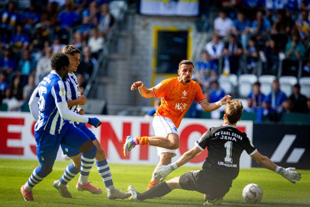 Jena , 230826, DFB Pokal FC Carl-Zeiss Jena gegen SV Darmstadt 98 im Bild: Lance Franciscus Duijvestijn ( Darmstadt) schiesst das 2:1 gegen Marius Liesegang (Jena) *** Jena, August 26, 2023, DFB Cup: FC Carl Zeiss Jena vs. SV Darmstadt 98. Pictured: Lance Franciscus Duijvestijn of Darmstadt scores the 2-1 goal past Marius Liesegang of Jena.