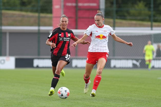 Google Pixel Frauen-Bundesliga, RB Leipzig - Bayer Leverkusen; 23.08.2026 Zenia Mertens (4, RB Leipzig) vor Maja Sternad (23, Bayer Leverkusen). Fußball, Google Pixel Frauen-Bundesliga, Saison 2026 2027, 1. Spieltag: RB Leipzig vs. Bayer 04 Leverkusen am 23.08.2026, Trainingszentrum Cottaweg, Leipzig. DFB REGULATIONS PROHIBIT ANY USE OF PHOTOGRAPHS AS IMAGE SEQUENCES AND OR QUASI-VIDEO. *** Google Pixel Women s Bundesliga, RB Leipzig vs. Bayer Leverkusen, August 23, 2026; Zenia Mertens 4, RB Leipzig leads Maja Sternad 23, Bayer Leverkusen Soccer, Google Pixel Women s Bundesliga, 2026–2027 Season, Matchday 1: RB Leipzig vs. Bayer 04 Leverkusen on August 23, 2026, Cottaweg Training Center, Leipzig. DFB regulations prohibit any use of photographs as image sequences and or quasi-video. Copyright: xBEAUTIFULxSPORTS JanxKaeferx