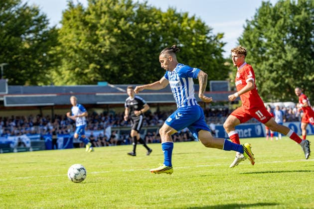 23.08.2026, xdaymx, Fussball DFB Pokal 1.Runde, Bahlinger SC - 1.FC Magdeburg. Atik, Baris (Magdeburg) flankt den Ball, der anschließend zum 0:3 führt (DFL DFB REGULATIONS PROHIBIT ANY USE OF PHOTOGRAPHS as IMAGE SEQUENCES and or QUASI-VIDEO) Bahlingen *** August 23, 2026, xdaymx, Soccer, DFB Cup First Round, Bahlinger SC 1 FC Magdeburg Atik, Baris Magdeburg crosses the ball, which subsequently leads to the 0–3 score. DFL and DFB regulations prohibit any use of photographs as image sequences and or quasi-video. Bahlingen