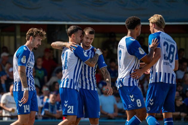 23.08.2026, xdaymx, Fussball DFB Pokal 1.Runde, Bahlinger SC - 1.FC Magdeburg vl. Reitz, Tony (Magdeburg), jubelt zusammen mit dem Torschützen Michel, Falko (Magdeburg), der im Arm liegt mit Zukowski, Mateusz (Magdeburg), sowie Iyoha, Emmanuel (Magdeburg) und Hyryläinen, Luka-Michael (Magdeburg) (DFL DFB REGULATIONS PROHIBIT ANY USE OF PHOTOGRAPHS as IMAGE SEQUENCES and or QUASI-VIDEO) Bahlingen *** August 23, 2026, xdaymx, Soccer, DFB Cup First Round, Bahlinger SC vs. FC Magdeburg: Reitz, Tony Magdeburg, celebrates alongside goal scorer Michel, Falko Magdeburg, who is being held in the arms of Zukowski, Mateusz Magdeburg, as well as Iyoha, Emmanuel Magdeburg, and Hyryläinen, Luka Michael Magdeburg. DFL and DFB regulations prohibit any use of photographs as image sequences and or quasi-video. Bahlingen