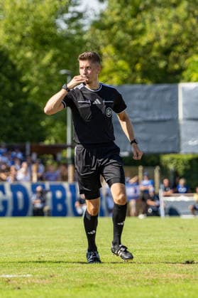 23.08.2026, xdaymx, Fussball DFB Pokal 1.Runde, Bahlinger SC - 1.FC Magdeburg. Felix Wagner, jüngster Schiedsrichter mit 25 Jahren bei der Partie in Bahlingen gegen Magdeburg (DFL DFB REGULATIONS PROHIBIT ANY USE OF PHOTOGRAPHS as IMAGE SEQUENCES and or QUASI-VIDEO) Bahlingen *** August 23, 2026, xdaymx, Soccer DFB Cup First Round, Bahlinger SC 1 FC Magdeburg Felix Wagner, the youngest referee at age 25 for the match in Bahlingen against Magdeburg DFL DFB REGULATIONS PROHIBIT ANY USE OF PHOTOGRAPHS as IMAGE SEQUENCES and or QUASI-VIDEO Bahlingen