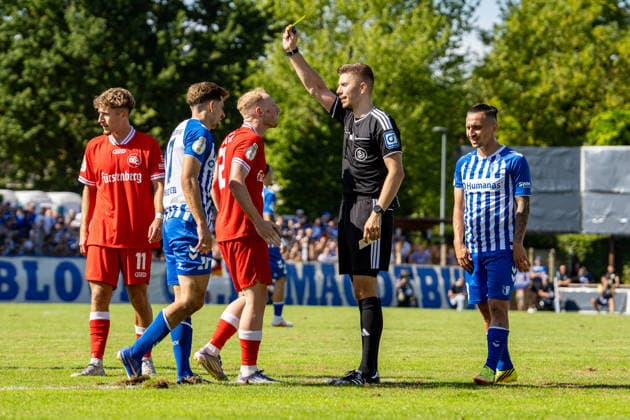 23.08.2026, xdaymx, Fussball DFB Pokal 1.Runde, Bahlinger SC - 1.FC Magdeburg. Felix Wagner, jüngster Schiedsrichter mit 25 Jahren bei der Partie in Bahlingen gegen Magdeburg verteilt eine gelbe Karte gegen Schmid, Fabian (Bahlinger SC) (DFL DFB REGULATIONS PROHIBIT ANY USE OF PHOTOGRAPHS as IMAGE SEQUENCES and or QUASI-VIDEO) Bahlingen *** August 23, 2026, xdaymx, Soccer DFB Cup First Round, Bahlinger SC vs. FC Magdeburg: Felix Wagner, the youngest referee at age 25, issues a yellow card to Schmid during the match in Bahlingen against Magdeburg, Fabian Bahlinger SC DFL DFB REGULATIONS PROHIBIT ANY USE OF PHOTOGRAPHS AS IMAGE SEQUENCES AND OR QUASI-VIDEO Bahlingen