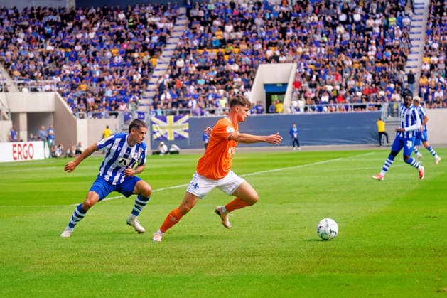 Noah Weisshaupt (SV Darmstadt 98, 07) und Timon Burmeister (FC Carl Zeiss Jena, 28) im Kampf um den Ball GER,Carl-Zeiss Jena vs. SV Darmstadt 98, Fussball, DFB-Pokal, 1. Runde, Saison 2026 2027, 23.08.2026 GER,Carl-Zeiss Jena vs. SV Darmstadt 98, Fussball, DFB-Pokal, 1. Runde, Saison 2026 2027, 23.08.2026 Jena *** Noah Weisshaupt (SV Darmstadt 98, 07) and Timon Burmeister (FC Carl Zeiss Jena, 28) battling for the ball; GER, Carl Zeiss Jena vs. SV Darmstadt 98, Soccer, DFB Cup, 1st Round, 2026–2027 Season, August 23, 2026, GER, Carl Zeiss Jena vs. SV Darmstadt 98, soccer, DFB Cup, 1st round, 2026–2027 season, August 23, 2026, Jena Copyright: xEibner-Pressefoto PiaxSchindlerx EP_PSR