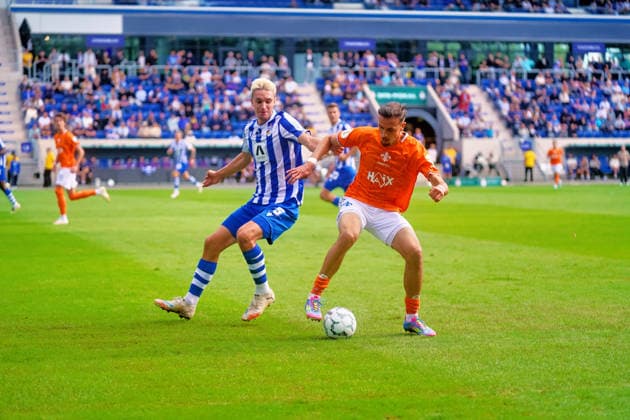 Lance Duijvestijn (SV Darmstadt 98, 41) und Soeren Reddemann (FC Carl Zeiss Jena, 05) im Duell um den Ball GER,Carl-Zeiss Jena vs. SV Darmstadt 98, Fussball, DFB-Pokal, 1. Runde, Saison 2026 2027, 23.08.2026 GER,Carl-Zeiss Jena vs. SV Darmstadt 98, Fussball, DFB-Pokal, 1. Runde, Saison 2026 2027, 23.08.2026 Jena *** Lance Duijvestijn of SV Darmstadt 98, 41, and Soeren Reddemann of FC Carl Zeiss Jena, 05, battling for the ball in the match between Carl Zeiss Jena and SV Darmstadt 98, soccer, DFB Cup, 1st round, 2026–2027 season, August 23, 2026, GER, Carl Zeiss Jena vs. SV Darmstadt 98, Soccer, DFB Cup, Round 1, 2026–2027 Season, August 23, 2026, Jena Copyright: xEibner-Pressefoto PiaxSchindlerx EP_PSR