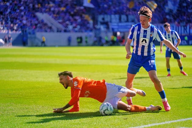 Raoul Petretta SV Darmstadt 98, 18) wird von Elias Loeder (FC Carl Zeiss Jena, 18) gefoult GER,Carl-Zeiss Jena vs. SV Darmstadt 98, Fussball, DFB-Pokal, 1. Runde, Saison 2026 2027, 23.08.2026 GER,Carl-Zeiss Jena vs. SV Darmstadt 98, Fussball, DFB-Pokal, 1. Runde, Saison 2026 2027, 23.08.2026 Jena *** Raoul Petretta (SV Darmstadt 98, 18) is fouled by Elias Loeder (FC Carl Zeiss Jena, 18) GER, Carl Zeiss Jena vs. SV Darmstadt 98, Soccer, DFB Cup, 1st Round, 2026–2027 Season, August 23, 2026 GER, Carl Zeiss Jena vs. SV Darmstadt 98, Soccer, DFB Cup, 1st Round, 2026–2027 Season, August 23, 2026 Jena Copyright: xEibner-Pressefoto PiaxSchindlerx EP_PSR