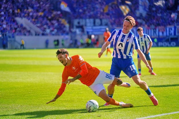 Raoul Petretta SV Darmstadt 98, 18) wird von Elias Loeder (FC Carl Zeiss Jena, 18) gefoult GER,Carl-Zeiss Jena vs. SV Darmstadt 98, Fussball, DFB-Pokal, 1. Runde, Saison 2026 2027, 23.08.2026 GER,Carl-Zeiss Jena vs. SV Darmstadt 98, Fussball, DFB-Pokal, 1. Runde, Saison 2026 2027, 23.08.2026 Jena *** Raoul Petretta (SV Darmstadt 98, 18) is fouled by Elias Loeder (FC Carl Zeiss Jena, 18) GER, Carl Zeiss Jena vs. SV Darmstadt 98, Soccer, DFB Cup, 1st Round, 2026–2027 Season, August 23, 2026 GER, Carl Zeiss Jena vs. SV Darmstadt 98, Soccer, DFB Cup, 1st Round, 2026–2027 Season, August 23, 2026 Jena Copyright: xEibner-Pressefoto PiaxSchindlerx EP_PSR