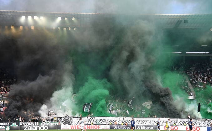 23.08.2026, xhbx, Fussball DFB Pokal 1.Runde, TSV Schott Mainz - Borussia Mönchengladbach v.l. Fans, Stimmung, Schal, Fahne, Banner von Borussia Mönchengladbach Bengalis, Rauch, Rauchbombe, Feuerwerk, Pyrotechnik Mainz *** August 23, 2026, xhbx, Soccer, DFB Cup First Round, TSV Schott Mainz vs. Borussia Mönchengladbach—fans, atmosphere, scarves, flags, banners of Borussia Mönchengladbach, Bengalis, smoke, smoke bombs, fireworks, pyrotechnics, Mainz