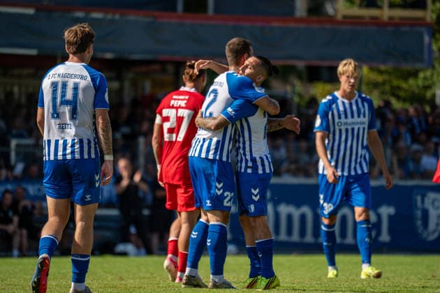 23.08.2026, xdaymx, Fussball DFB Pokal 1.Runde, Bahlinger SC - 1.FC Magdeburg. vl. der Torschütze Zukowski, Mateusz (Magdeburg) bejubelt seinen zweiten Treffer zum 0:3 mit Atik, Baris (Magdeburg) (DFL DFB REGULATIONS PROHIBIT ANY USE OF PHOTOGRAPHS as IMAGE SEQUENCES and or QUASI-VIDEO) Bahlingen *** August 23, 2026, xdaymx, Soccer DFB Cup First Round, Bahlinger SC vs. FC Magdeburg, featuring goal scorer Zukowski, Mateusz Magdeburg celebrates his second goal, making the score 0–3, with Atik and Baris Magdeburg. DFL and DFB regulations prohibit any use of photographs as image sequences and or quasi-video. Bahlingen