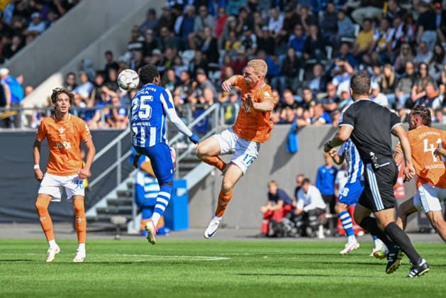 Fußball I Herren I Saison 2026-2027 I DFB-Pokal I FC Carl Zeiss Jena - SV Darmstadt 98 I 23.08.2026 Zweikampf in der Luft zwischen Jean Miguel Boog (25, FC Carl Zeiss Jena) und Kai Klefisch (17, SV Darmstadt 98) Jena Ernst-Abbe-Sportfeld, ad hoc Arena Thüringen Deutschland *** Soccer I Men’s I 2026–2027 Season I DFB Cup I FC Carl Zeiss Jena vs. SV Darmstadt 98 I August 23, 2026: Aerial duel between Jean Miguel Boog, 25, of FC Carl Zeiss Jena, and Kai Klefisch, 17, SV Darmstadt 98 Jena Ernst Abbe Sportfeld, ad hoc Arena Thuringia, Germany Copyright: xLobeca InesxHähnelx
