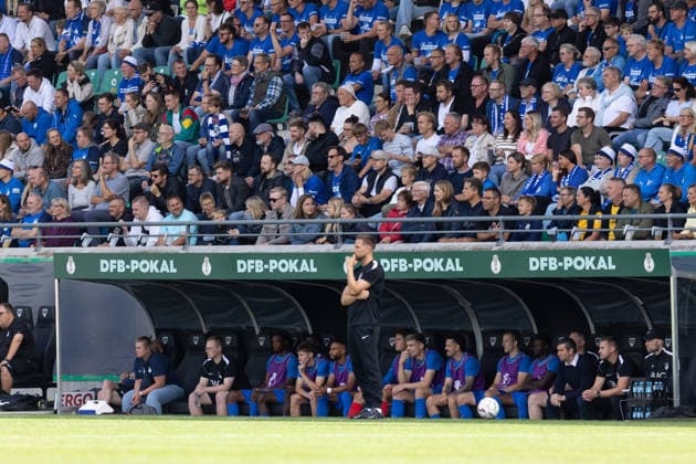 Münster, Deutschland 23. August 2026: DFB-Pokal - 2026 2027 - 1. Runde - SV Westfalia Rhynern gegen SG Dynamo Dresden Im Bild: Trainer Thomas Stamm (SGD) am Spielfeldrand DFL DFB regulations prohibit any use of photographs as image sequences and or quasi-video. LVM-Preußenstadion Nordrhein Westfalen *** Münster, Germany August 23, 2026 DFB Cup 2026–2027 First Round SV Westfalia Rhynern vs. SG Dynamo Dresden Pictured: SGD coach Thomas Stamm on the sidelines DFL and DFB regulations prohibit any use of photographs as image sequences and or quasi-video LVM Preußenstadion, NorthRhineland-Westphalia Copyright: xFotostandx xZeisingx