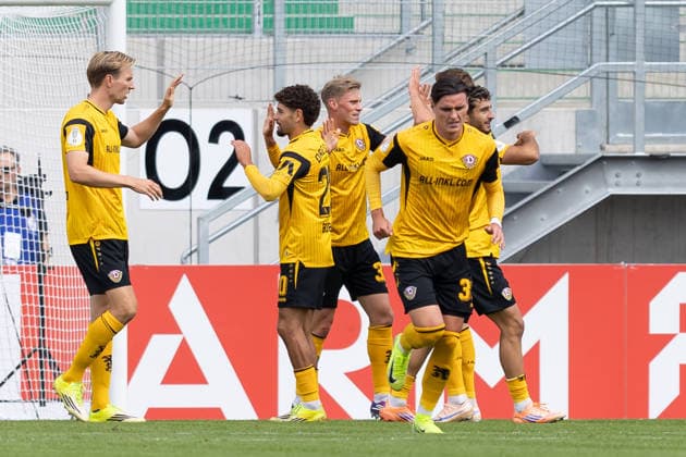 Münster, Deutschland 23. August 2026: DFB-Pokal - 2026 2027 - 1. Runde - SV Westfalia Rhynern gegen SG Dynamo Dresden Im Bild: Torjubel zum 3:0 für Dynamo durch Vincent Vermeij (SGD) v.li. Vincent Vermeij (SGD), Ben Bobzien (SGD), Jonas Sterner (SGD), Thomas Keller (SGD) DFL DFB regulations prohibit any use of photographs as image sequences and or quasi-video. Münster, Deutschland 23. August 2026: DFB-Pokal - 2026 2027 - 1. Runde - SV Westfalia Rhynern gegen SG Dynamo Dresden Im Bild: Torjubel zum 3:0 durch Vincent Vermeij (SGD), v.li. Vincent Vermeij (SGD), Ben Bobzien (SGD), Jonas Sterner (SGD), Thomas Keller (SGD) DFL DFB regulations prohibit any use of photographs as image sequences and or quasi-video. LVM-Preußenstadion Nordrhein Westfalen *** Münster, Germany, August 23, 2026, 2026–2027 DFB Cup, First Round: SV Westfalia Rhynern vs. SG Dynamo Dresden. Pictured: Celebrations after Dynamo’s 3–0 goal by Vincent Vermeij (SGD). From left: Vincent Vermeij (SGD), Ben Bobzien (SGD), Jonas Sterner (SGD), Thomas Keller (SGD). DFL and DFB regulations prohibit any use of photographs as image sequences and or quasi-video. Münster, Germany, August 23, 2026, DFB Cup 2026–2027, First Round: SV Westfalia Rhynern vs. SG Dynamo Dresden. Pictured: Goal celebration after the 3–0 goal by Vincent Vermeij (SGD); from left: Vincent Vermeij (SGD), Ben Bobzien (SGD), Jonas Sterner (SGD), Thomas Keller (SGD). DFL and DFB regulations prohibit any use of photographs as image sequences and or quasi-video. LVM Preußenstadion, North Rhine-Westphalia Copyright: xFotostandx xZeisingx